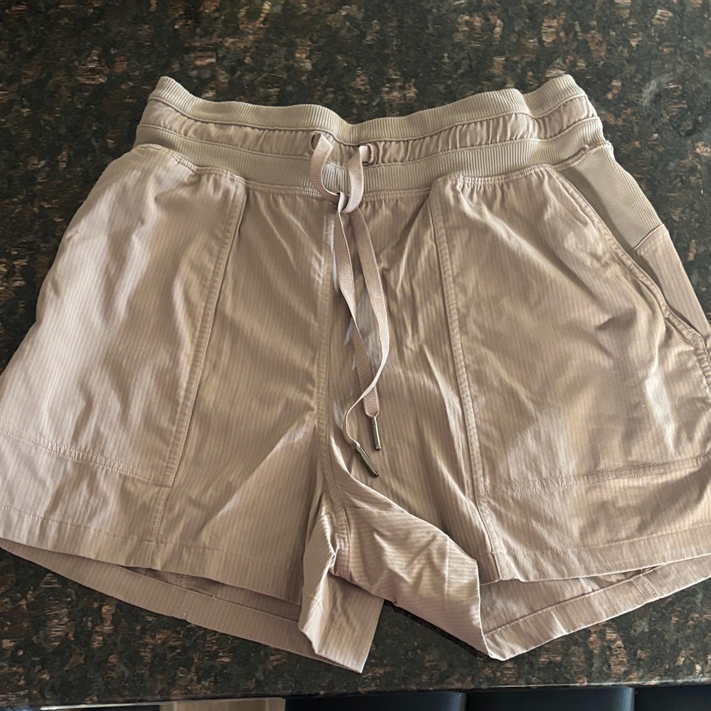 Lululemon women’s Shorts Taupe size 4